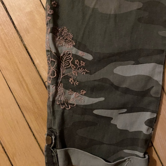 Women’s size 14 Green Cargo capris - Picture 5 of 8